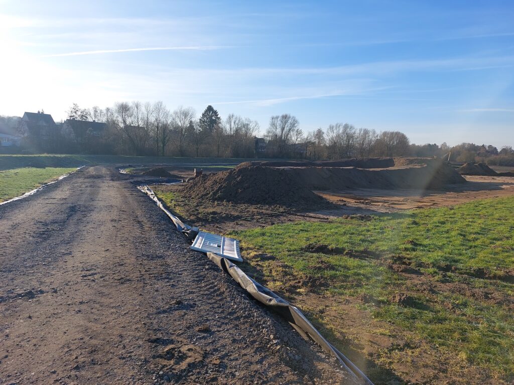 Die temporäre Baustraße zum Schutz des Bodens