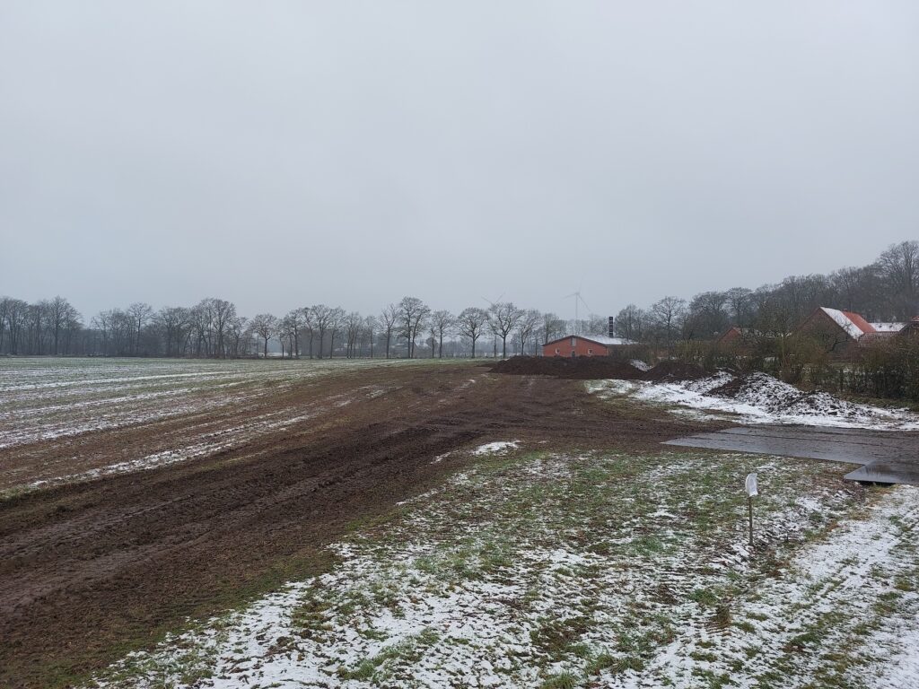 Der Oberboden wird zur Verbesserung eines Ackers verwertet