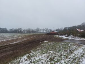 Der Oberboden wird zur Verbesserung eines Ackers verwertet