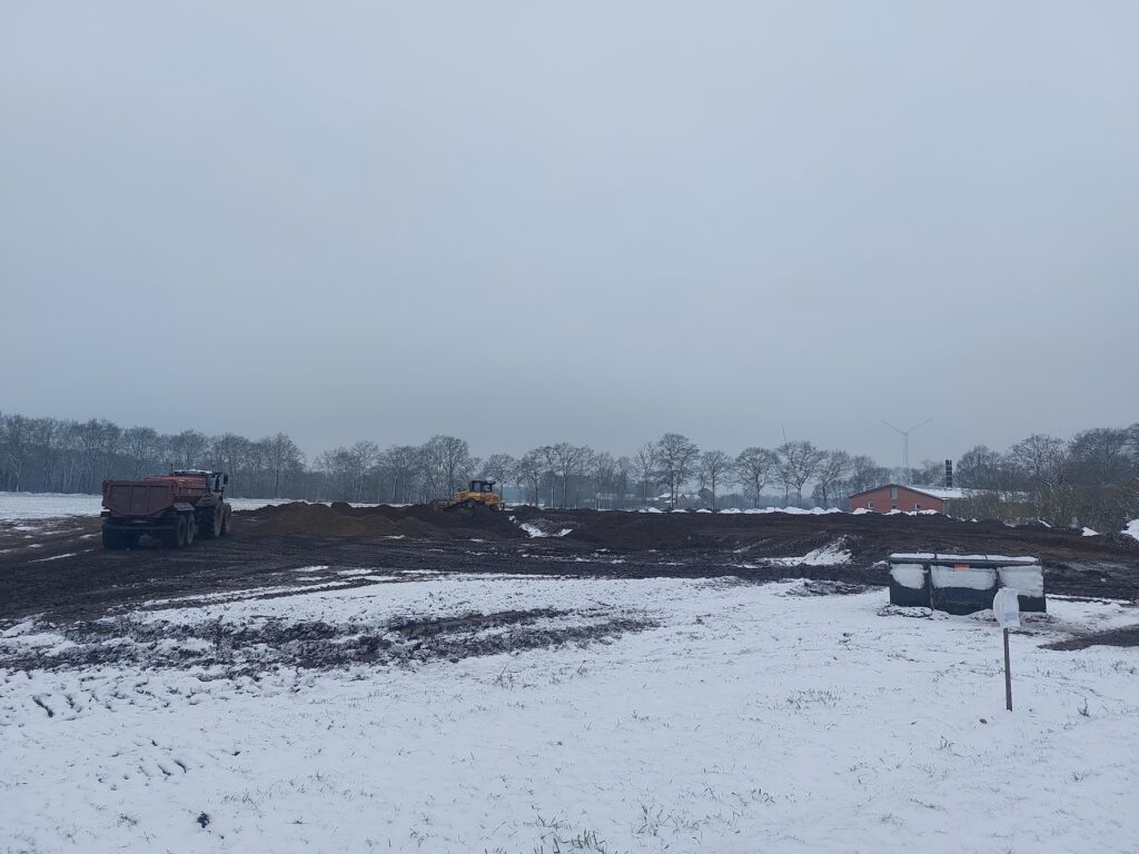 Der Oberboden wird zur Verbesserung einer landwirtschaftlichen Fläche verwertet