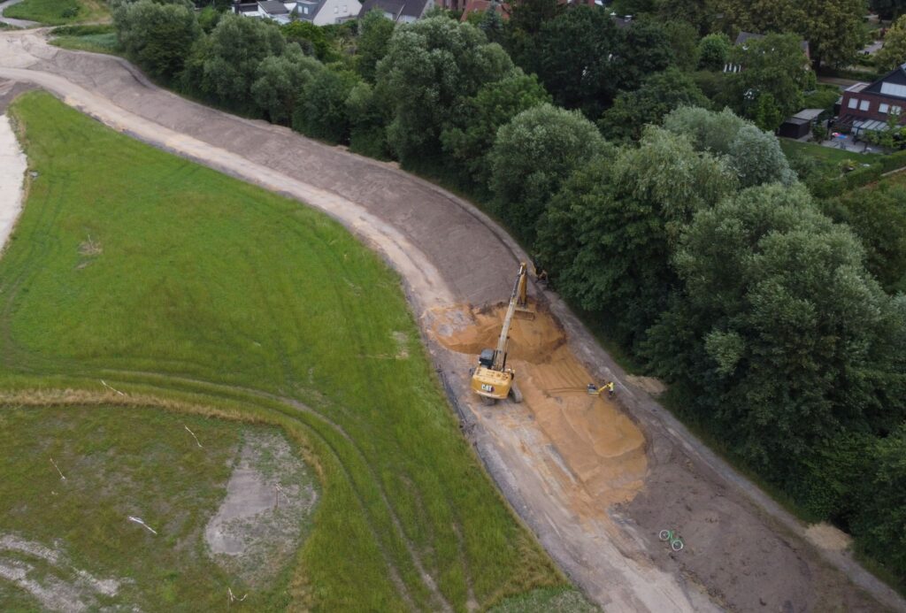 Erhöhung des Dammes parallel zum künftigen Berkel Altarm zur Erhöhung des Rückhaltevolumens