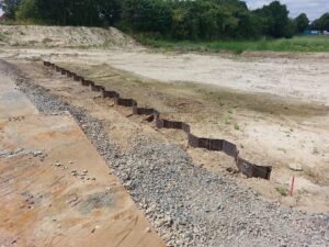 Der Unterspülschutz unterhalb des künftigen aus Beton bestehenden Entlastungsbauwerkes am Galgenhügel