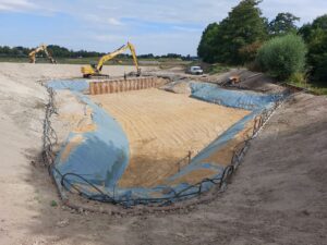 Baugrube für das künftige Entlastungsbauwerk des Hochwasserrückehaltebeckens